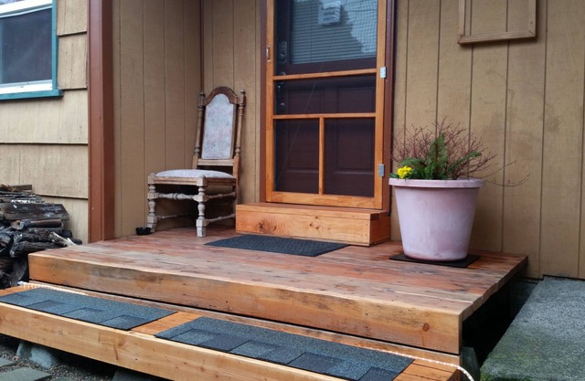 Private entrance room w/ bath 7min drive Downtown