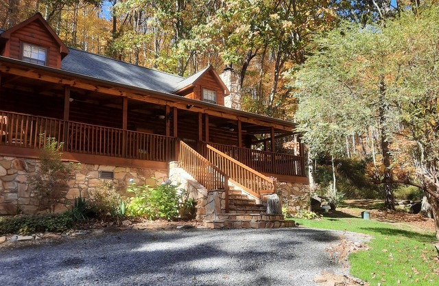 Disfruta de esta hermosa cabaña de troncos enclavada en 16 acres con un increíble Creek también
