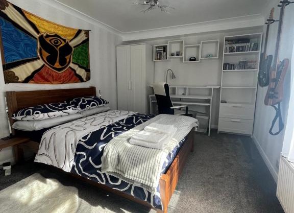 Private Flat in City Centre with Parking