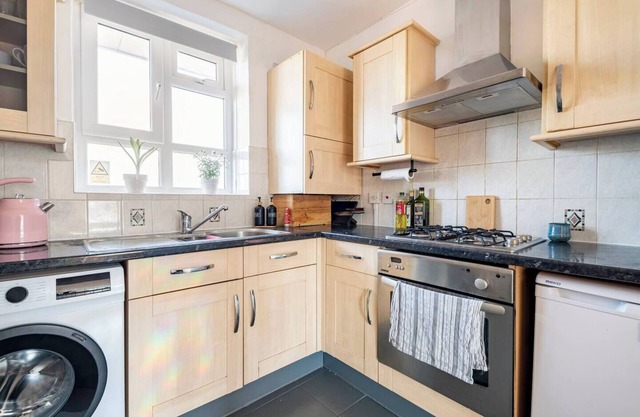 Private Flat in Zone 1. 25 min walking to Tower Bridge.