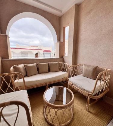 Private floor of a villa - 10 min to airport