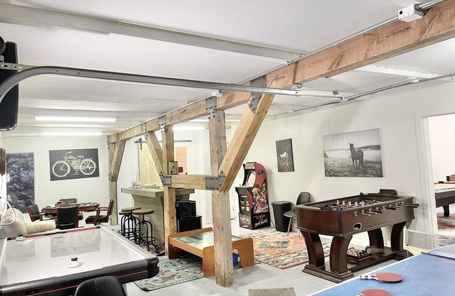 Private Forest Lodge w/Game House, Spa, mins to DT