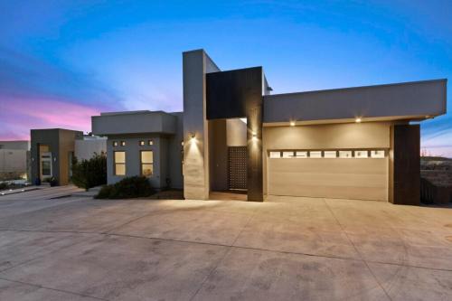 Private Franklin Hills Retreat With A Pool and Views