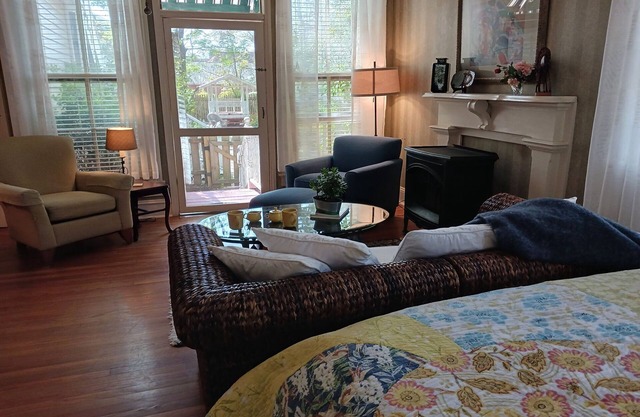 Private Garden, Jacuzzi Tub, Fireplace, In-Cottage Breakfast & Walking Distance to SoMa Are Just the Beginning!