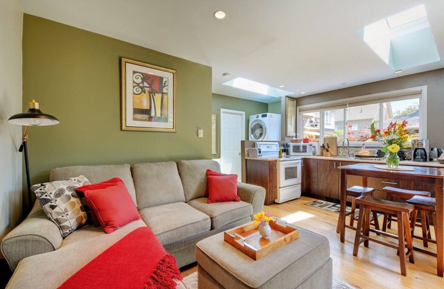 Jardinero privado con cama king size, cocina completa + patio privado