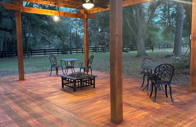 Private Gated Cottage 1,700 sqft hot tub, garden, oak and fruit trees.