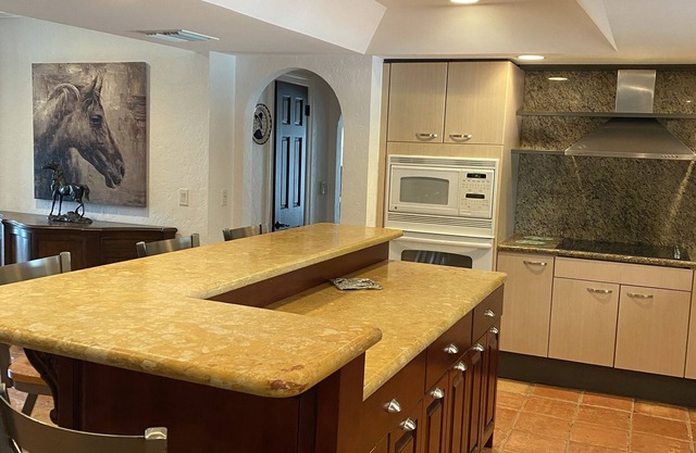 Private Gated horse farm minutes from the beach and downtown