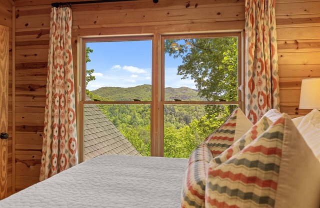 Private Getaway with Views! 8 mins to Lake Burton! Tallulah River 1 mile away!