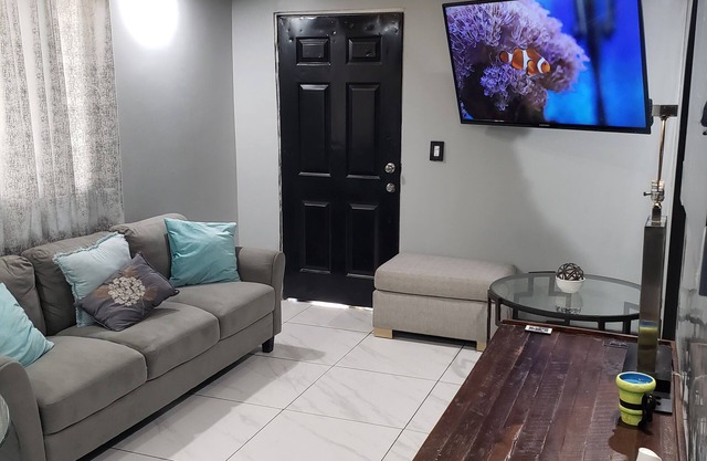 Private Gorgeous Cozy Modern home/5 min Drive from beach, righ across from park