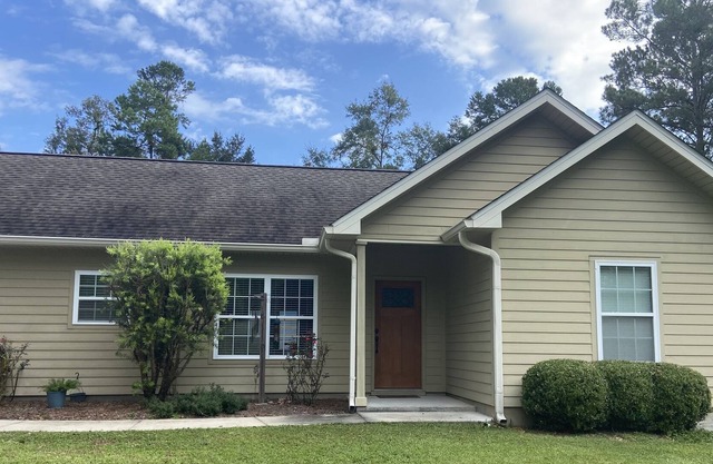 Private guest house that’s minutes to downtown Tallahassee. Clean and quiet.