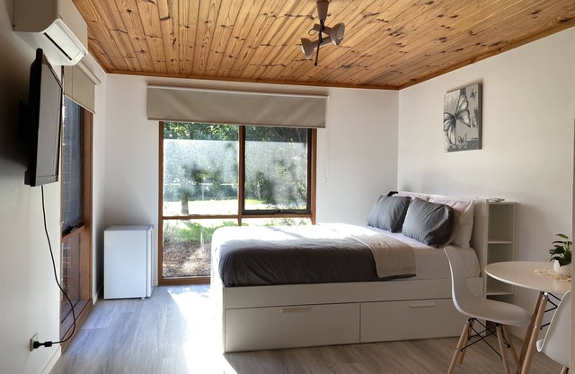 Private Guest Suite close to Westfield Fountain Gate Shopping Malln