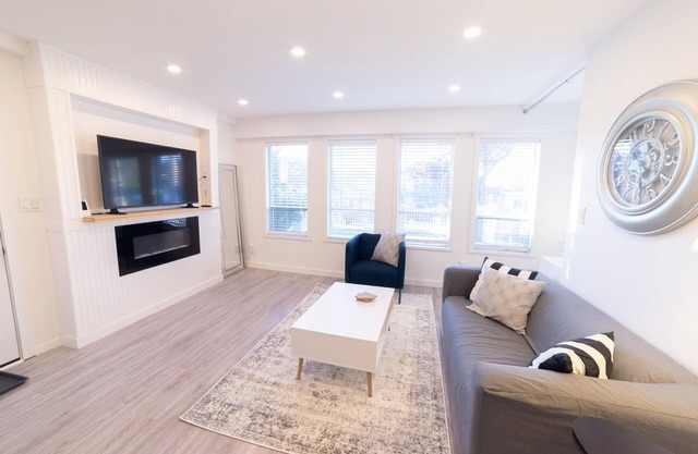 PRIVADO - Suite moderna y luminosa con vistas al jardín en Renfrew Heights, cerca del skytrain