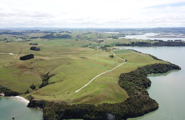Punta privada, frente al mar, playa de arena, Kaipara