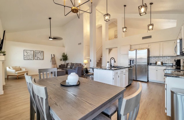 Private Heated Pool, Dog Friendly, Garage Parking, Near Golf, Hiking, Shops/Dining + FREE GOLF!