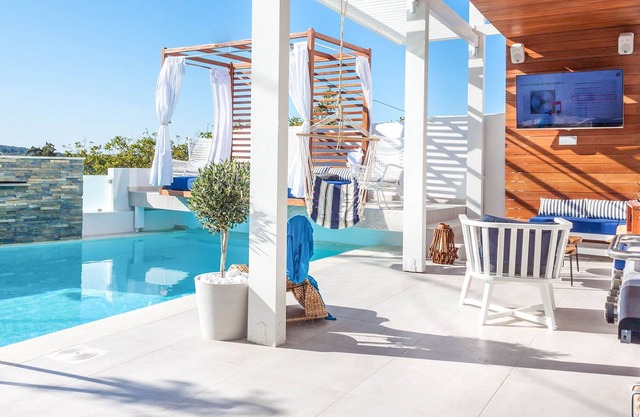 Piscina climatizada privada, a 5 minutos de la playa, instalaciones para niños, diseño moderno