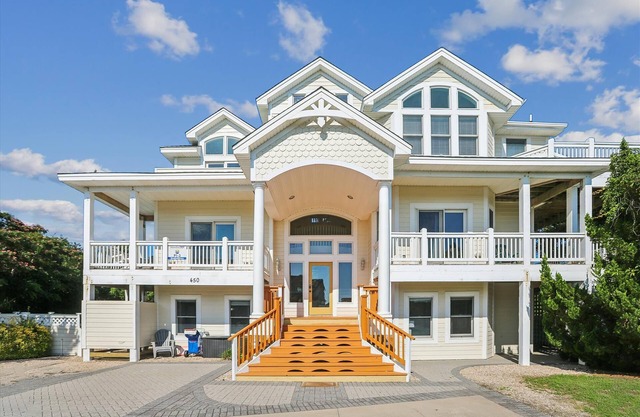 Private heated pool, hot tub, Pool table, pet friendly. 9 Bdrm w/ 10th sleeping area