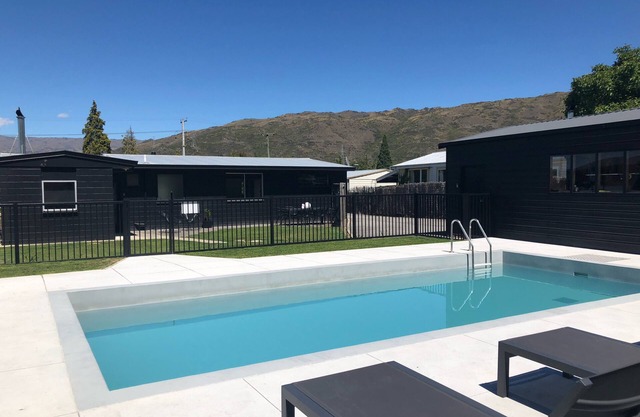 Trendy Black Bach y piscina al aire libre