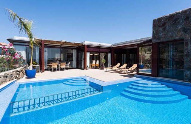 Piscina privada climatizada en entorno tranquilo y vistas al mar en campo de golf