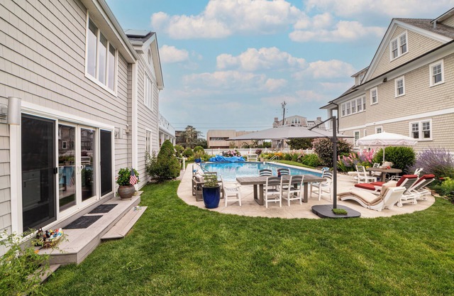 Private heated pool, Pet friendly, Walk to beach and boardwalk! Garden Oasis!