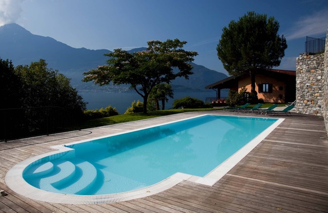 ... Piscina privada climatizada, 2500 m2 ... impresionantes vistas al lago