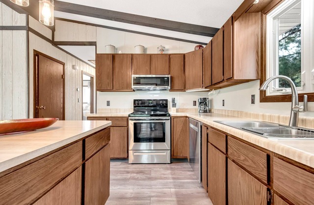 Private Hideaway But Close to Everything in Webb Lake