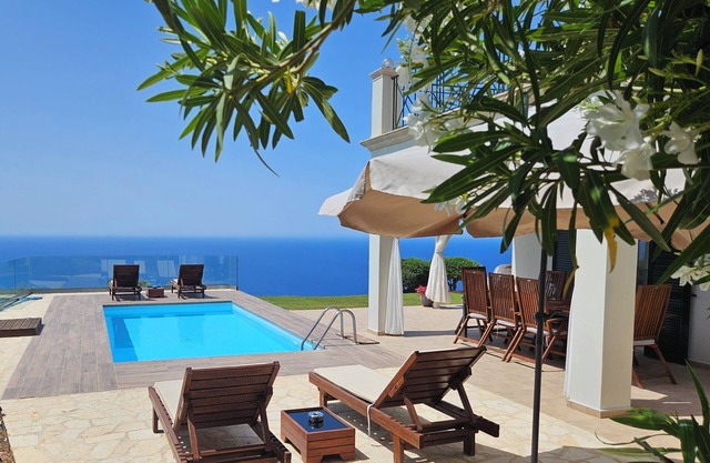 Villa privada en Hillside lux con piscina y vistas panorámicas al mar sobre Agios Gordios