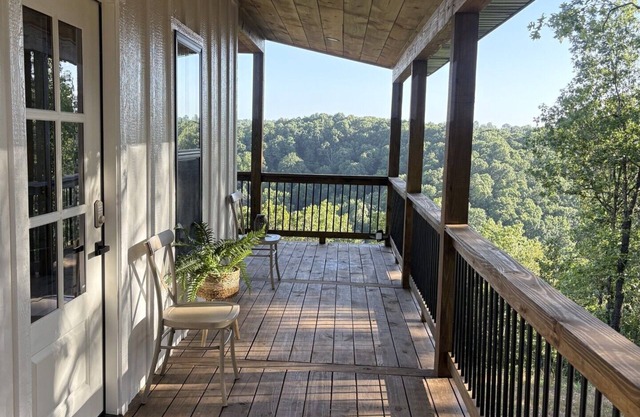 Private Hilltop View Cabin with Hot Tub on Covered Deck & Fall Colors Emerging