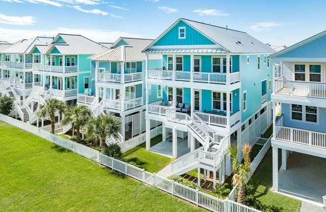 Private Home - 2 Living Areas, 4 Decks, Short Walk to Beach, 9 Miles to Downtown