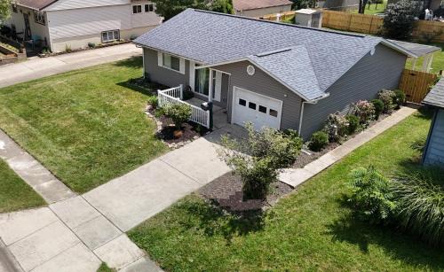 Private Home - Entire House - Ranch - Hot Tub - Pets Welcome - 2 King Beds - Kids Welcome - Fenced Yard - Free Wifi - Quiet Neighborhood