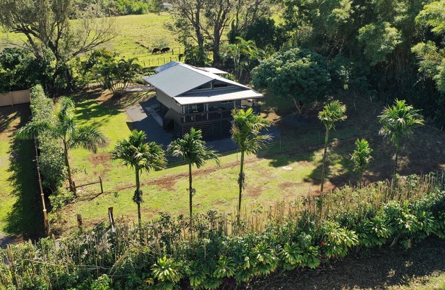 Casa privada ubicada en un entorno tropical cerca de playas y cascadas