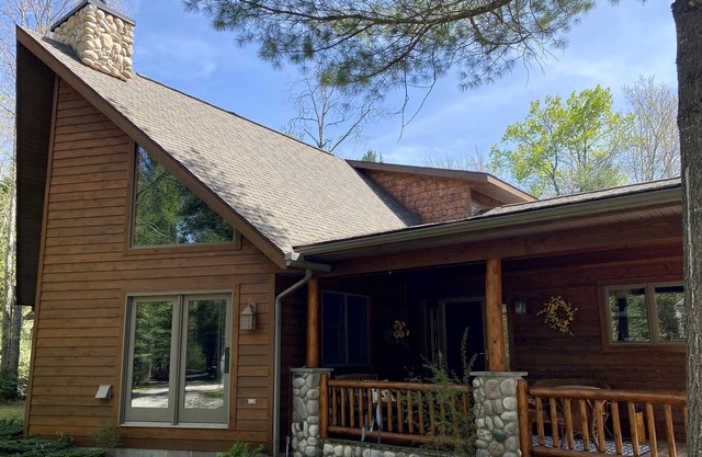 Casa grande en 20 acres de bosque cerca del lago Burt y el río Indian