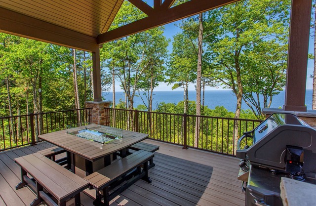 Private home on cliff-water views and golf simulator