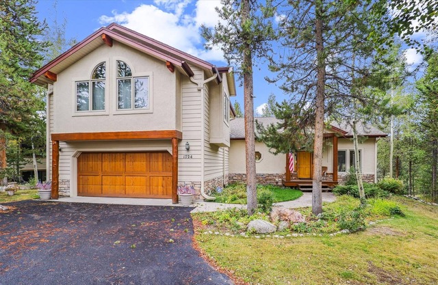 Private Home on the Golf Course with a Hot Tub and Sauna