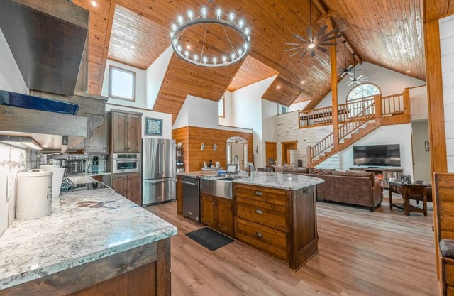Private Hot Springs Cabin on Pond w/ Game Room!