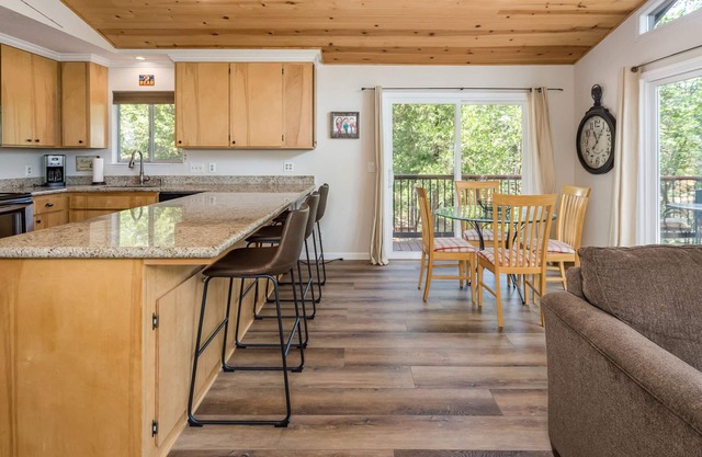 PRIVATE HOT TUB + ACCESS TO BLS RECREATION CENTER
