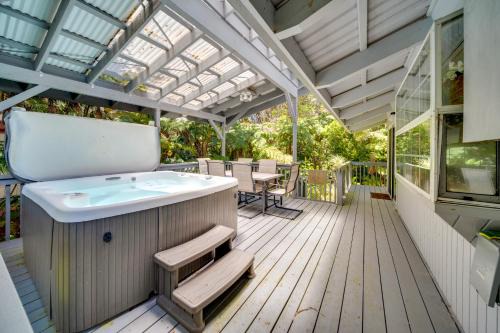 Private Hot Tub and Deck Tranquil Volcano Hideaway!