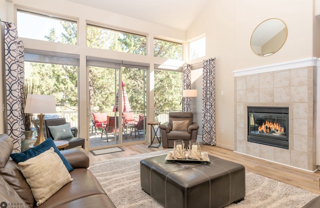 Private Hot Tub! Beautiful Townhome at Eagle Crest - Remodeled ~ Fireplace