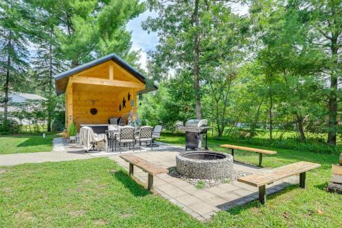 Private Hot Tub, Deck! Group Getaway in Friendship