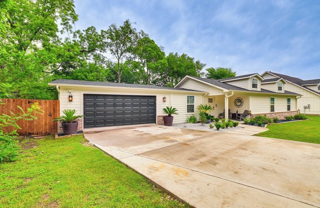 3 Mi to Lake Ray Roberts: Luxe Pilot Point Home