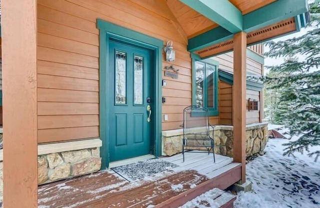 Private Hot Tub, Mountainscape Chalet! Family Paradise! 2 Bedroom Home by RedAwning