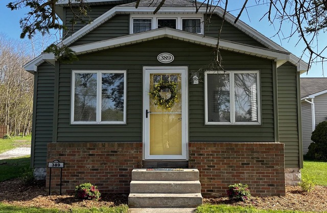 Private Hot Tub, Outdoor TV, near Downtown & Lake Michigan Beaches!