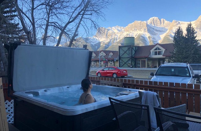 Private Hot Tub - Private Front Yard with Mountain View Patio