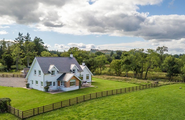 Casa privada en 60 acres a orillas del lago Lomond, capacidad para 8