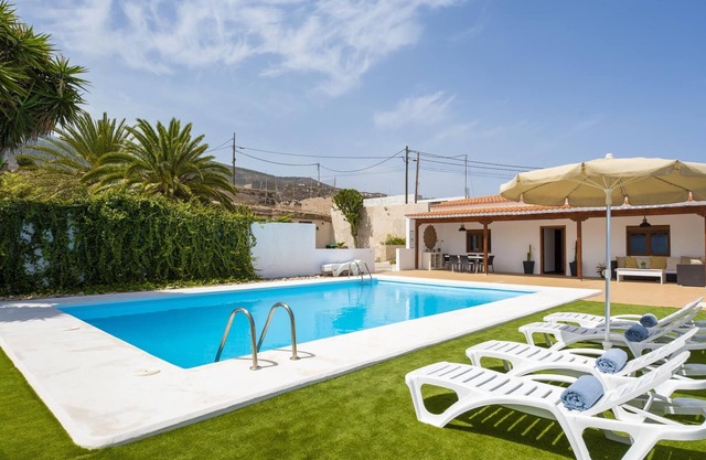 Casa privada con piscina y jardín