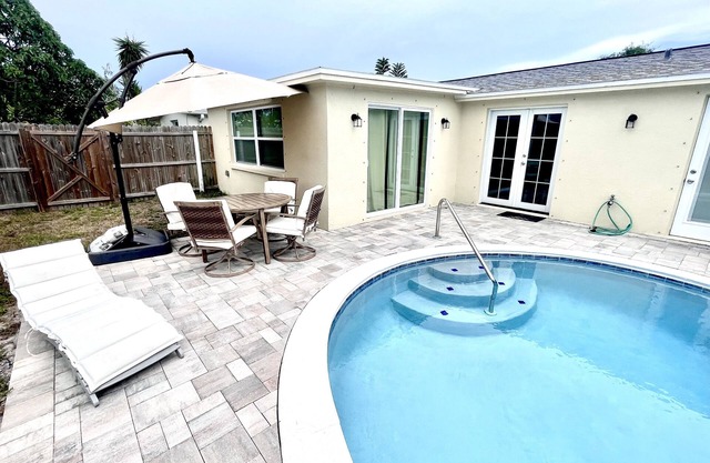 Private House with Heated Pool, Close to Attractions!