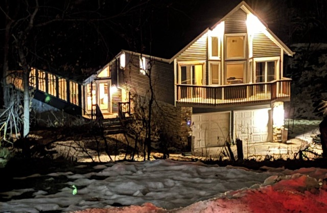 Private In City retreat 12+ Guests 4 bedrooms 3.5 Bath +Bonus Kitchen downstair