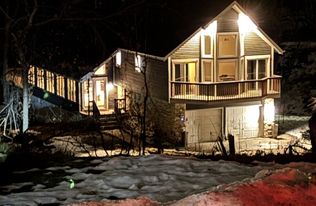 Private In town quiet retreat 12+ Downstairs Bonus Kitchen and walkout quarters.