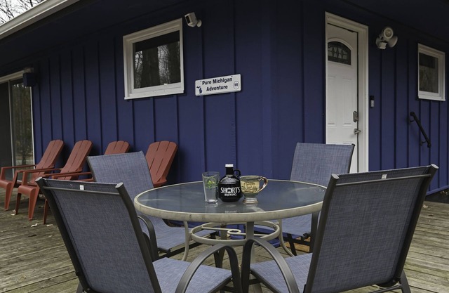 Private in woods 3bedroom cabin, 1 minute drive to ski slopes. Bon fire pit