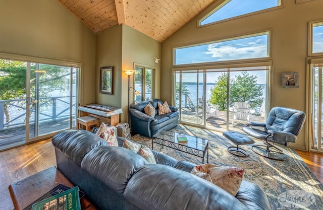 Private Island on Lake Muskoka! Cottage+guest house+bunkie! Sunsets!