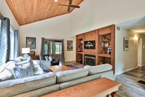 Private Killington Home with Indoor Hot Tub and 2 Living Rooms